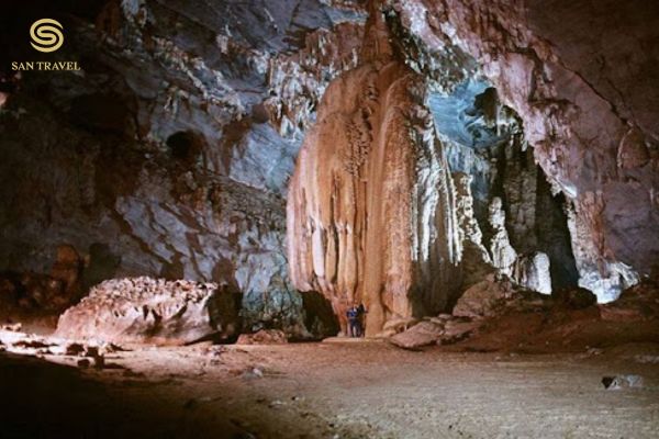 Động Tiên Phi - Kỳ quan thiên nhiên huyền bí, điểm đến nổi bật trong danh sách địa điểm du lịch Hòa Bình, mang đến cho bạn những trải nghiệm khám phá đầy thú vị.