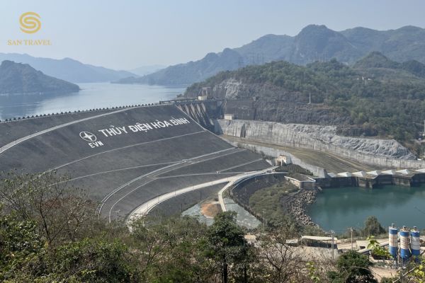 Hồ thủy điện Hoà Bình - công trình thủy điện quy mô lớn nhất Đông Nam Á, một điểm đến không thể bỏ qua khi du lịch Hòa Bình